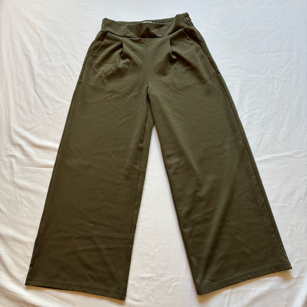 Elegant Olive Women's Wide-Leg Capris